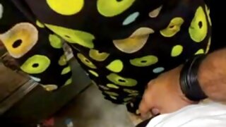 Nakon što je dobila revnosnu masažu uljem, zavodljiva milf brineta leži na leđima dok joj perverznjak buši dlakavu macu dildom u vrelom seks videu Jav HQ.